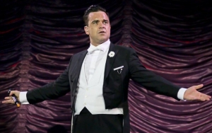 Robbie Williams Flips Off At World Cup Ceremony