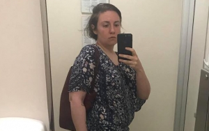 Lena Dunham Gets Completely Naked in New Mirror Selfie