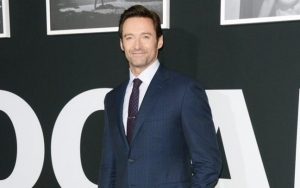  Hugh Jackman Performs 'Greatest Showman' Songs During Impromptu Show at Restaurant