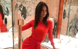 NFSW Alert! Emily Ratajkowski Cups Her Bare Breasts in New Topless Picture
