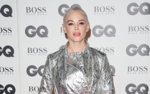 Rose McGowan Flaunts Bare Breasts in New Mirror Selfie