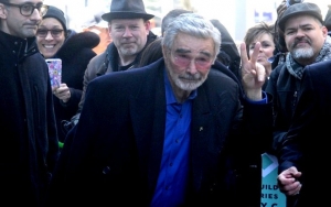 Burt Reynolds Dies at 82 After Suffering Cardiac Arrest