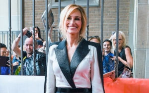  Julia Roberts Corrects Criticism Over Nail Polish