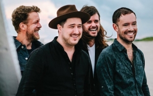  Mumford and Sons Turns 'Guiding Light' Video Filming Into Surprise Concert