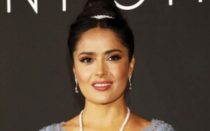  Salma Hayek Shows Off Daughter's Hairdressing Talent