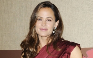 Report: Jennifer Garner Dates Mystery Man and 'Loves It'