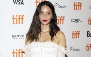 Olivia Munn Jokingly Calls Out Pilot for Being Too Afraid to Ask for a Selfie