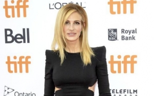 Julia Roberts Would Rather Have People Talking About Her Hairy Leg Than Age 