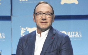Kevin Spacey Rewards Paparazzi With Pizza for Finding Him