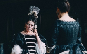 Olivia Colman Struggles to Hold Back Giggles During Sex Scene in 'The Favorite'  