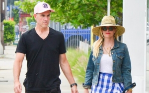 Watch: Reese Witherspoon Treated to Slow Dance With Husband by Harlem Globetrotters