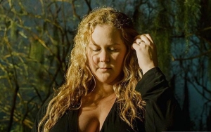 Amy Schumer Taunts 'White Male Critics' With More Naked Pregnancy Photos