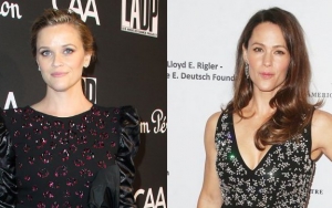 Reese Witherspoon and Jennifer Garner Make a Crack About Pregnancy Rumors