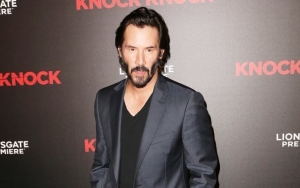 Keanu Reeves Blends In With Stranded Passengers After Flight's Emergency Landing