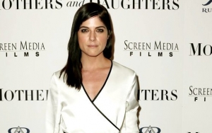 Selma Blair Draws Raves for Fun Make-Up Tutorial for People Battling MS