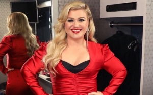Kelly Clarkson Jokes About Being 'Utterly Not Cool' After Indy 500 Stumble 