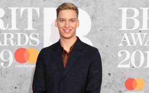 Injured George Ezra Forced to Perform From Stool at Isle of Weight Festival 