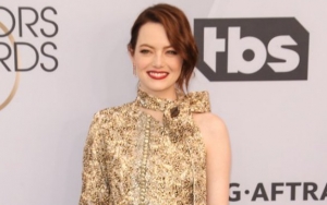 Emma Stone Sports Arm Sling at Second Em and Friends Drag Queen Bingo Charity Night