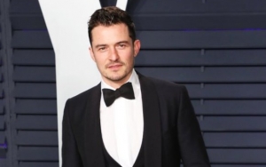 Orlando Bloom Credits 'Optical Illusion' for Naked Paddleboarding Photos