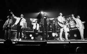 Jonas Brothers Touched by Fans' Thank You Signs at Nashville Concert