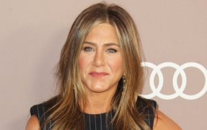 Jennifer Aniston Offers to Fix Instagram After Causing Glitch With Debut Post
