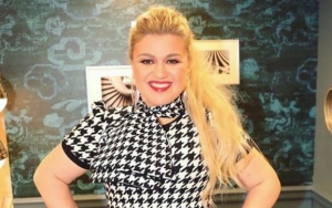 Kelly Clarkson Pokes Fun at 'Baby, It's Cold Outside' Revamp Backlash
