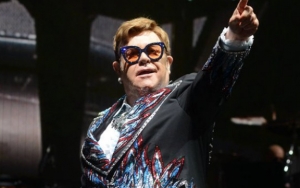 Elton John Cusses at Security Guards for Manhandling Woman at Australian Concert