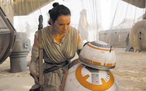 Daisy Ridley Reading BB-8 Children's Book Amid Coronavirus Lockdown