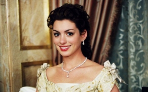 Anne Hathaway Recalls Surprise Finding Real Accidental Slip in 'The Princess Diaries' Trailer