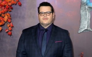 Josh Gad Becomes Expert at Cleaning Bathroom During Lockdown