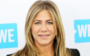Jennifer Aniston Slams Politicization of Coronavirus Guidelines to Wear Mask in Public