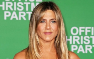 Jennifer Aniston Demonstrates How Real COVID-19 Is Using Hospital Photo of Sick Friend