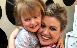 Kelly Clarkson Swears She Safely Added Purple Streak to Daughter's Hair