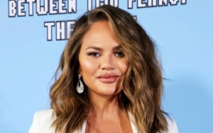 Chrissy Teigen Lets 'Dr. Luna' Perform Sonograms on Her