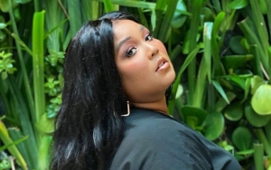 Lizzo Struggling to Remove Nipple Pastie in Video, Begging Fans for Help 