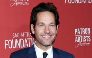Paul Rudd Praised for Handing Out Cookies to Early Voters in NYC Despite Rain