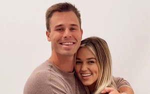 Sadie Robertson and Husband Reenact Parent's 'Timeless' Pregnancy Beach Pic