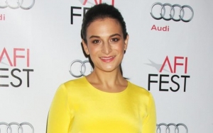 Jenny Slate Debuts Baby Bump as She's Pregnant With Her First Child