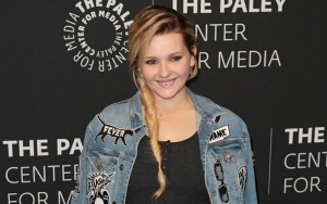Abigail Breslin Asks Fans for Prayers as Dad Is on Ventilator Due to Covid-19