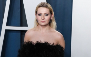 Abigail Breslin Begs COVID-19 Trolls to Wear Mask Amid Father's Fight for His Life 