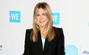 Report: Jennifer Aniston Dating a Mystery Man Who Makes Her Feel 'Safe'