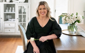 Kelly Clarkson Admits to Pooping in a Trash Can Backstage