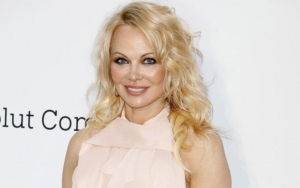 Pamela Anderson Distributes PETA's Vegan Kits to Cities Impacted by Wildfires