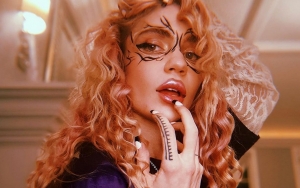 Grimes' Son Refuses to Call Her 'Mama' as She Resents the Word 'Mother'