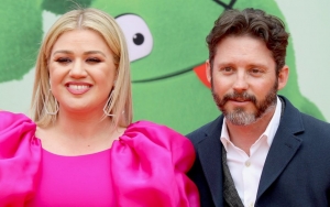 Kelly Clarkson Appears to Shade Estranged Husband With New Christmas Song