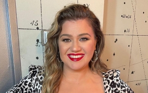 Kelly Clarkson Becomes Legally Single Again