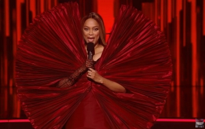 Tyra Banks Trending on Twitter Over Her Bizarre 'DWTS' Outfit