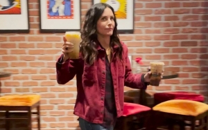 Courteney Cox Drops by 'Friends' Coffee Shop and Serves Drinks to Fans