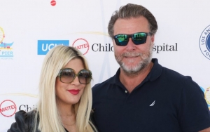 Tori Spelling Caught Ditching Her Wedding Ring While Moving Boxes Amid Divorce Rumors