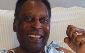 Pele Assures Fans He's Fine Following Colon Tumor Chemotherapy by Sharing Smiling Photo